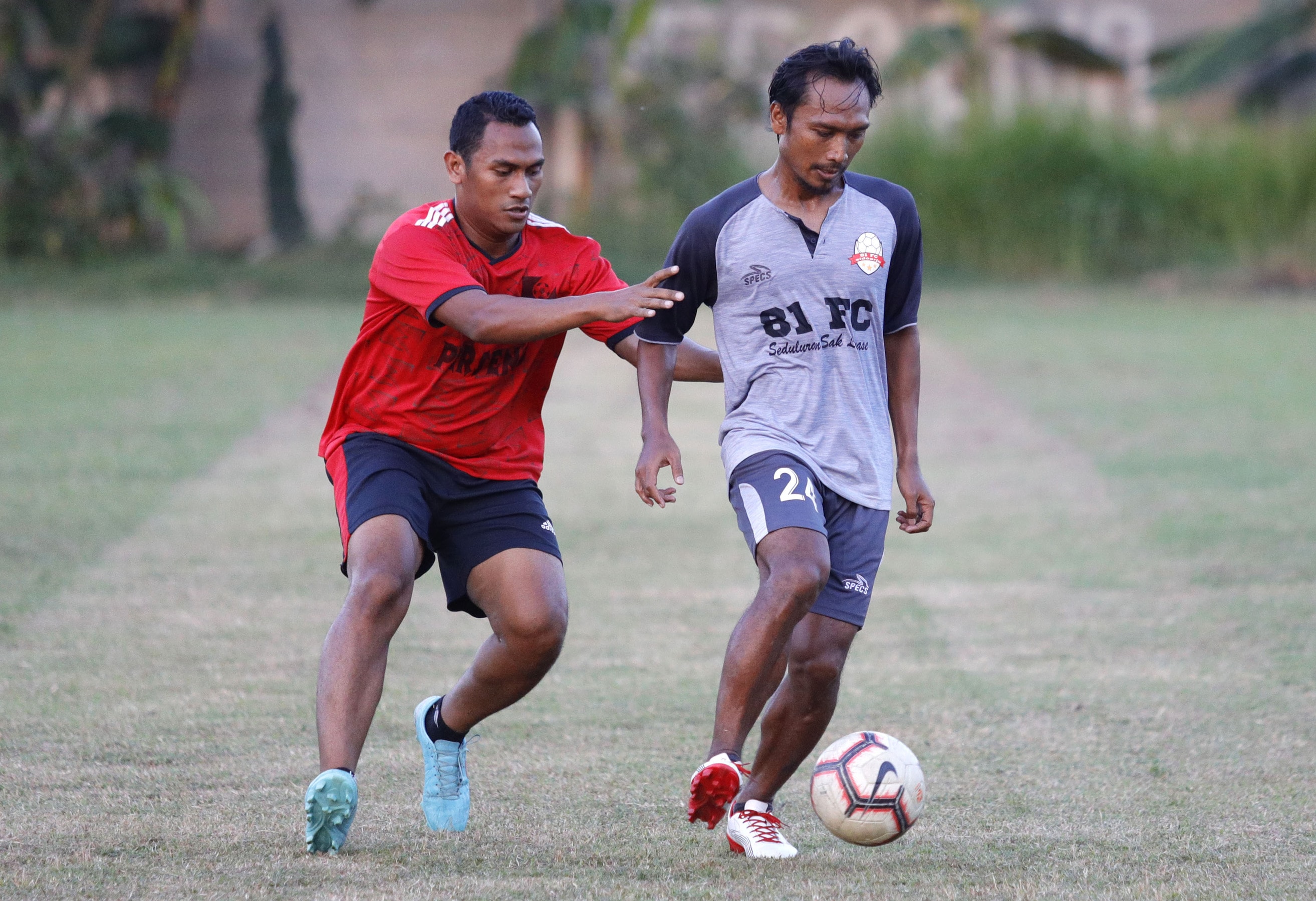 Hariono (kanan), pemain klub Bali United FC saat bergabung berlatih dengan 81 FC di Lapangan Sukodono, Sidoarjo. FOTO: Angger Bondan/Jawa Pos - Image
