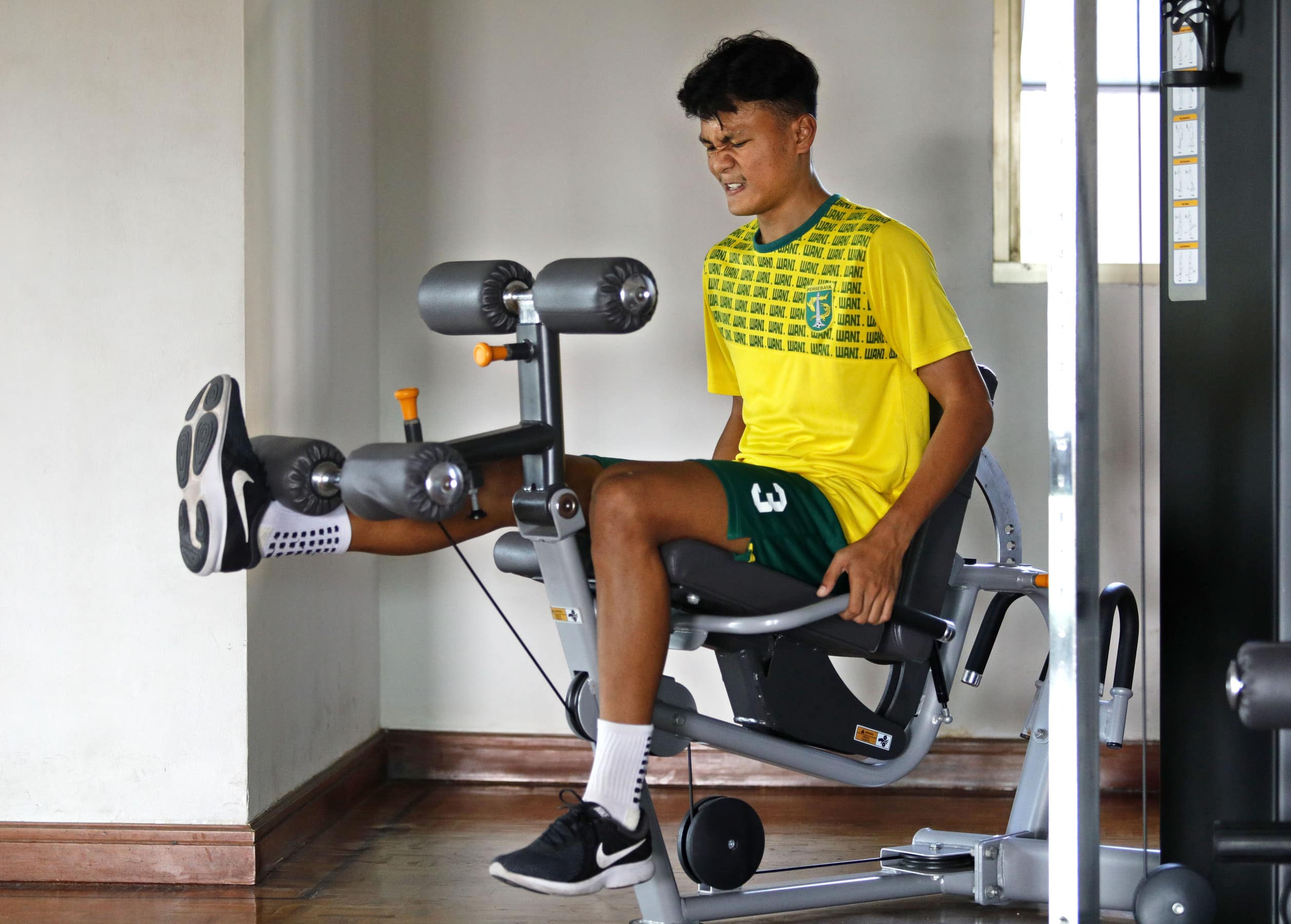 Koko Ari, bek Persebaya berlatih di gym apartemen Puncak Marina, Surabaya, kemarin (9/6). FOTO: Angger Bondan/Jawa Pos - Image