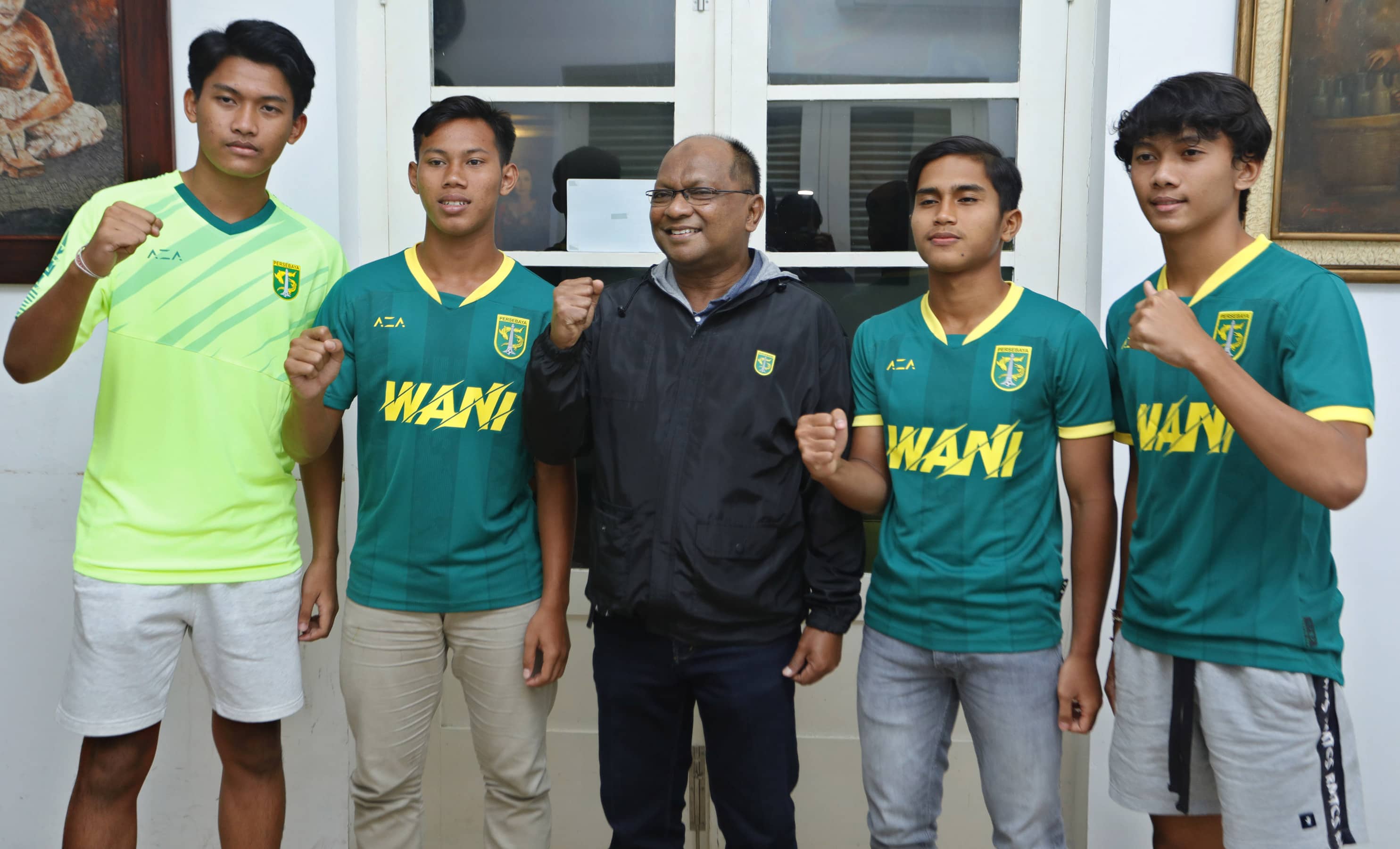 Saleh Hanifah (tengah), Direktur Amatir Persebaya Surabaya bersama dengan I Gede Aditya (kiri), Wahyu Agong Drajat (dua dari kiri), Fernando Pamungkas (dua dari kiri) dan I Gusti Made Rendy, 4 pemain klub internal Persebaya yang lolos seleksi Garuda Sel - Image
