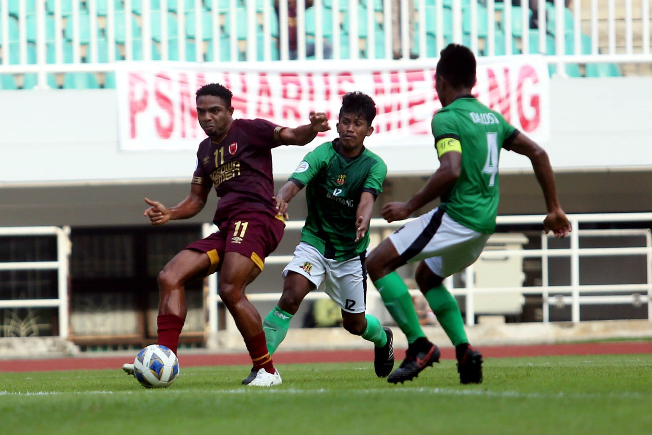 Pesepakbola PSM Makassar Osas Saha (kiri) beebut bola dengan pesepak bola Lalenok United Da Costa (kanan) pada laga Play-Off Leg 2 Piala AFC 2020 di Stadion Pakansari, Bogor, Jawa Barat, Rabu (29/1/2020). HARITSAH ALMUDATSIR/JAWA POS - Image