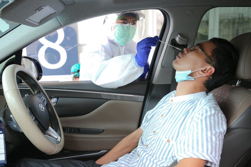 Warga menjalani tes usap atau swab test secara drive thru di GSI Lab (Genomik Solidaritas Indonesia Laboratorium), Cilandak, Jakarta, Senin (2/11/2020). Sebagai bentuk gotong-royong dan solidaritas untuk mempercepat penanganan COVID-19 di Indonesia, Tanot - Image