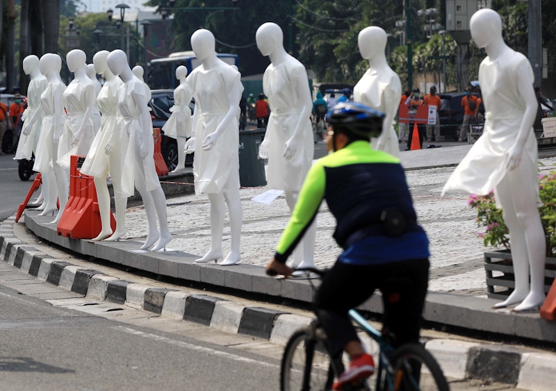 Sebanyak 100 manekin terpasang di Bunderan HI, Jakarta, Minggu (15/11/20). Instalasi manekin tersebut dipasang untuk mengingatkan masyarakat pengguna jalan agar selalu patuh peraturan lalu lintas demi keselamatan dan juga memperingati hari korban kecelaka - Image