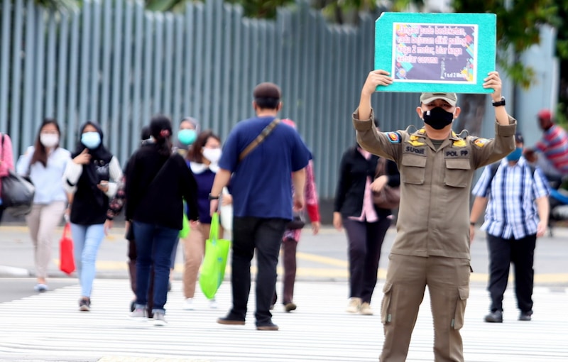 petugas satpol PP mengkampanyekan protokol kesehatan dikawasan MH Thamrin,Jakarta, Senin (30/11). Kasus COVID-19 di Jakarta kembali meningkat sehingga kampanye protokol kesehatan kembali digencar kan untuk mengingatkan masyarakat. HARITSAH ALMUDATSIR/JAWA - Image