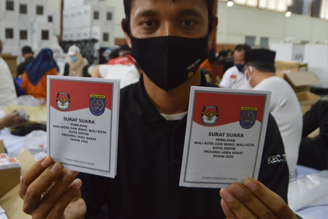 Petugas menyortir kertas suara di Gudang Logistik KPU, Depok, Jawa Barat, Selasa (24/11/2020). Surat suara yang diterima sebesar jumlah DPT ditambah 2.5 persen sebagai cadangan atau sejumlah 1.262.051 lembar surat suara. Sebagai informasi, logistik pilkad - Image