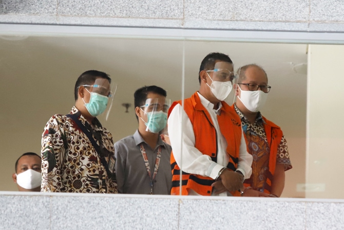 Wali Kota Cimahi Ajay Muhammad Priatna usai diperiksa terkait kasus suap perizinan pengembangan Rumah Sakit Kasih Bunda Cimahi di Gedung KPK, Jakarta, Sabtu (28/11/2020). KPK menetapkan Wali Kota Cimahi Ajay Muhammad Priatna sebagai tersangka penerima s - Image