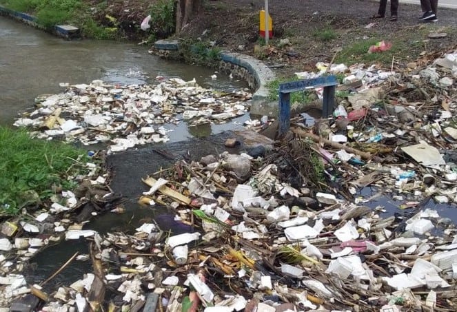 Sampah menumpuk di sungai diduga sebagai penyebab banjir genangan di Kabupaten Probolinggo. BPBD Probolinggo/Antara - Image