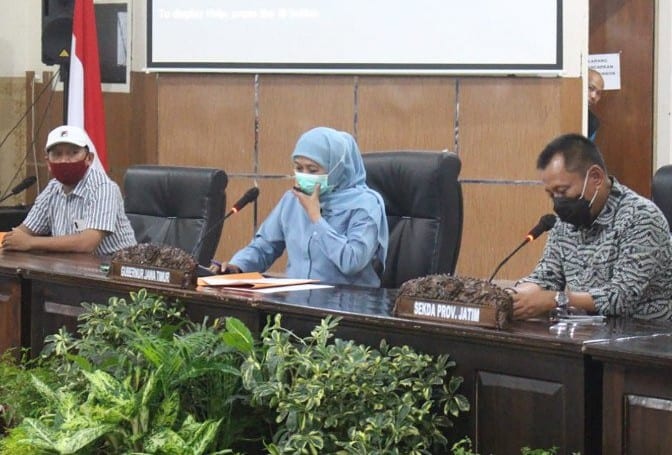 Gubernur Jawa Timur Khofifah Indar Parawansa (tengah) mengumumkan Upah Minimum Provinsi (UMP) Jawa Timur, di Kantor Bakorwil, Kota Malang, Jawa Timur, Minggu (1/11). Aziz Ramadani/Antara - Image