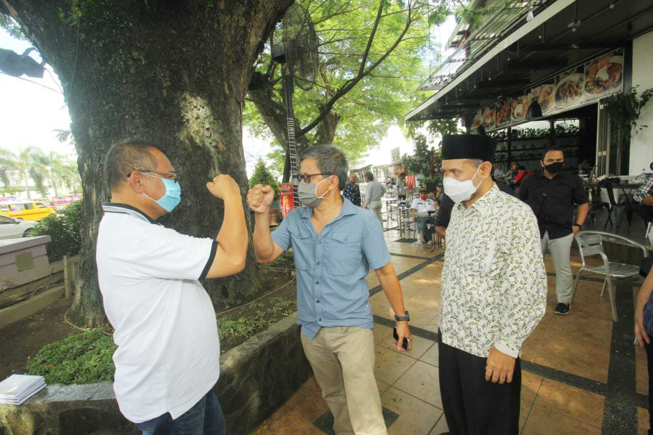 Rocky Gerung bertemu calon Wali Kota Medan Akhyar Nasution dan calon Wakil Wali Kota Medan Salman Alfarisi. (For JawaPos.com) - Image