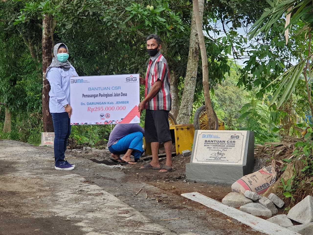 Penyerahan bantuan pembangunan jalan paving di Kabupaten Jember. (Semen Indonesia for JawaPos.com) - Image