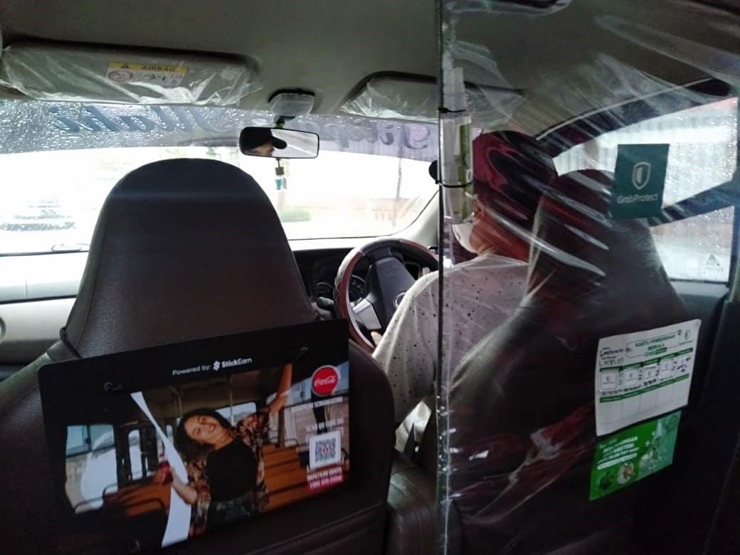 Partisi pelindung driver Grab Car untuk mengantisipasi penularan Covid-19 dalam perjalanan. (Istimewa) - Image