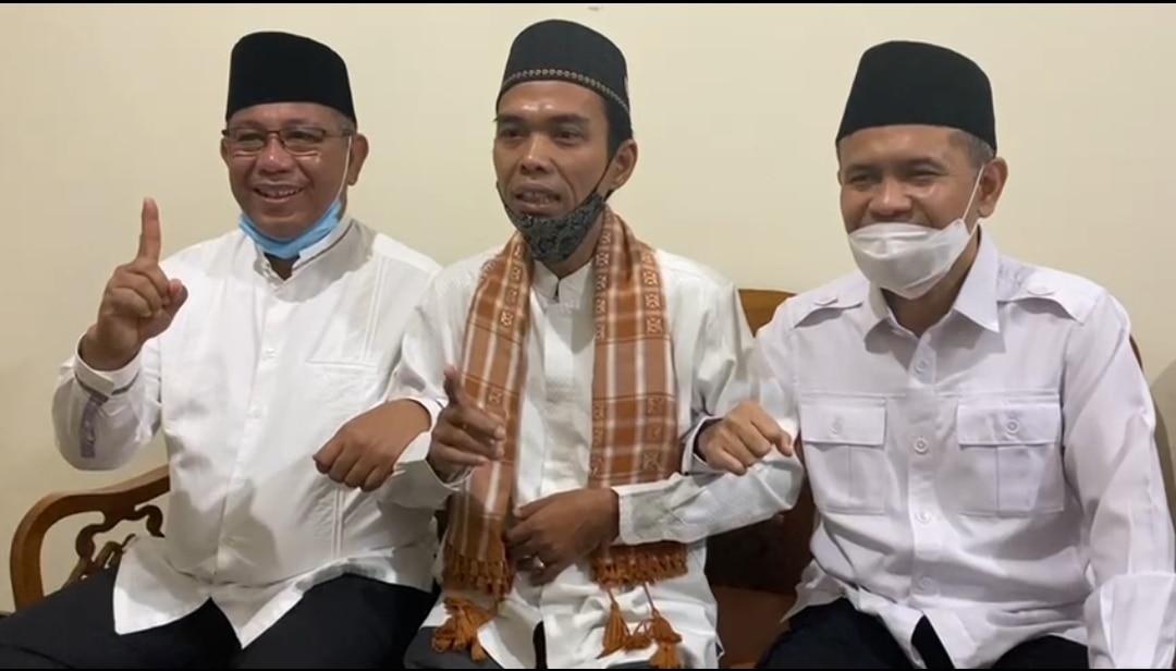 Ustad Abdul Somad (UAS) bersama pasangan calon wali kota-wakil wali kota Menda, Akhyar Nasution-Salman Alfarisi. (for JawaPos.com) - Image