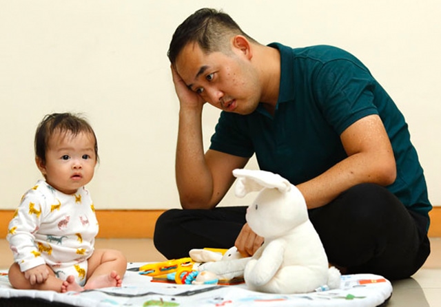 KENALI TANDANYA: Ayah perlu jujur tentang apa yang dirasakan jika muncul stres pasca kelahiran anak kepada ibu. (FOTO ILUSTRASI DIPERAGAKAN OLEH ARTHUR RUSLI (AYAH) DAN CALLALUNA (ANAK) - ANGGER BONDAN/JAWA POS) - Image