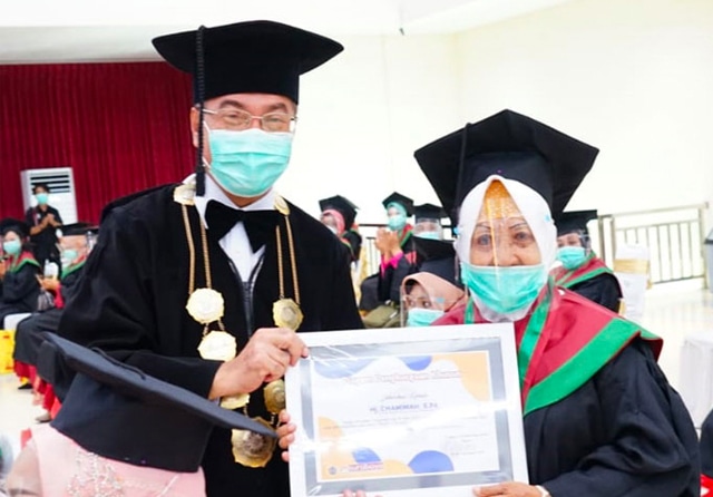 PENUNTUT ILMU: Chamimah menunjukkan ijazah bersama Rektor UM Surabaya Sukadiono. Dia menjadi wisudawan paling senior. (Septinda Ayu Pramitasari/Jawa Pos) - Image