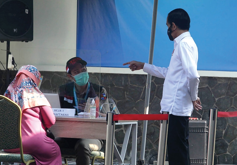 CEK KESIAPAN: Jokowi meninjau simulasi penyuntikan vaksin Covid-19 di Puskesmas Tanah Sareal, Kota Bogor, kemarin (18/11). (SOFYANSAH/RADAR BOGOR) - Image
