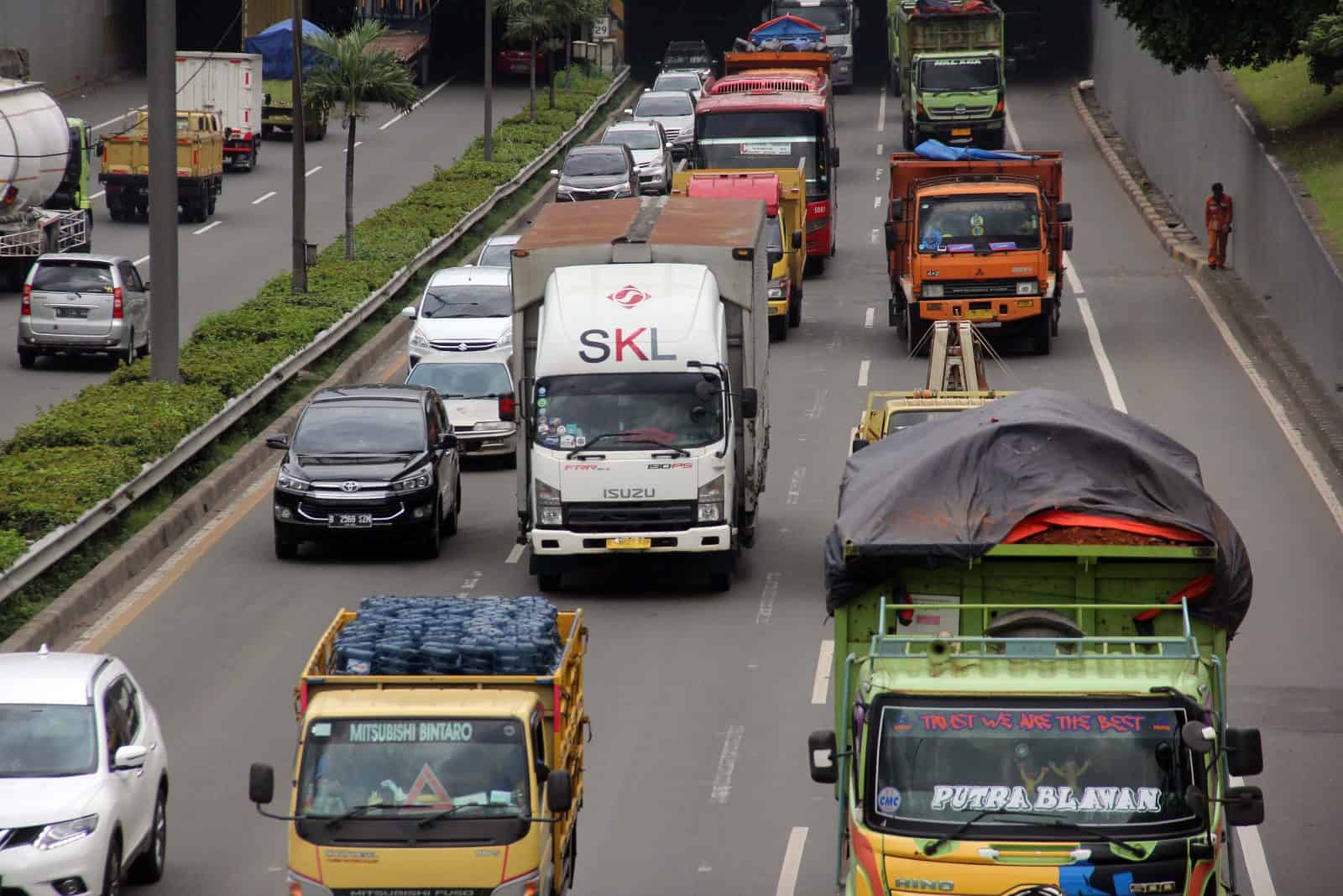 LOGISTIK TUMBUH MELESAT: Beberapa truk pengangkut logistik melintas di Jln Tol TB Simatupang, Jakarta Selatan, Rabu (4/11). (Istimewa) - Image