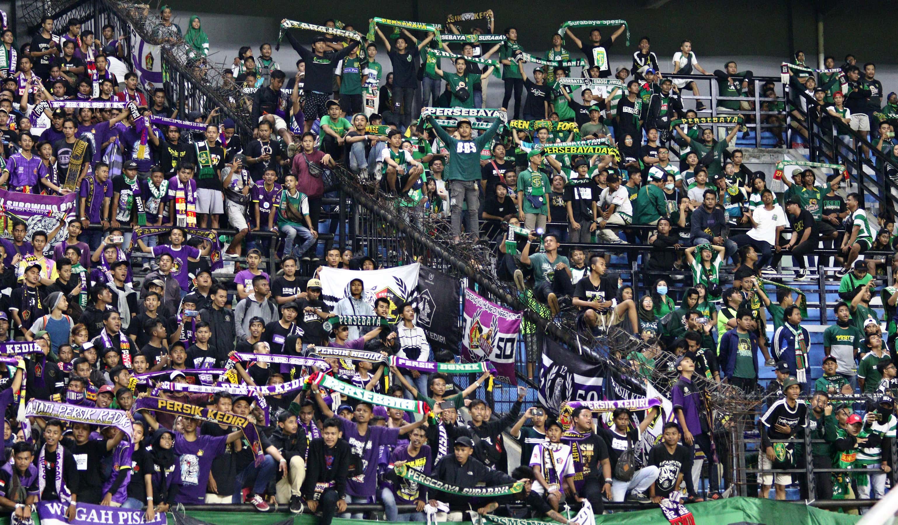 Bonek dan suporter Persik Kediri berdampingan saat pertandingan Liga 1 2020 antara Persebaya dan Persik Kediri di Stadion Gelora Bung Tomo, Surabaya, kemarin (29/2). FOTO: Angger Bondan/Jawa Pos - Image