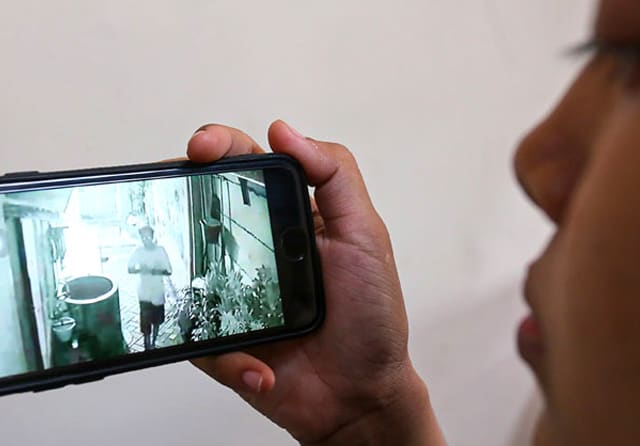 TEREKAM CCTV: Pelaku berjalan di depan rumah korban saat akan mengambil sepeda Giant Trance. (Dimas Maulana/Jawa Pos) - Image