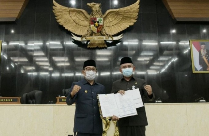 Gubernur Jabar Ridwan Kamil menandatangani surat persetujuan bersama antara Pemprov dan DPRD Jabar mengenai tiga CDPOB di Gedung DPRD Jabar, Kota Bandung, Jumat (4/12). Humas Pemprov Jabar/Antara - Image