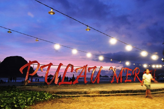 Objek wisata Pantai Pulau Merah Banyuwangi. Novi H./Antara - Image