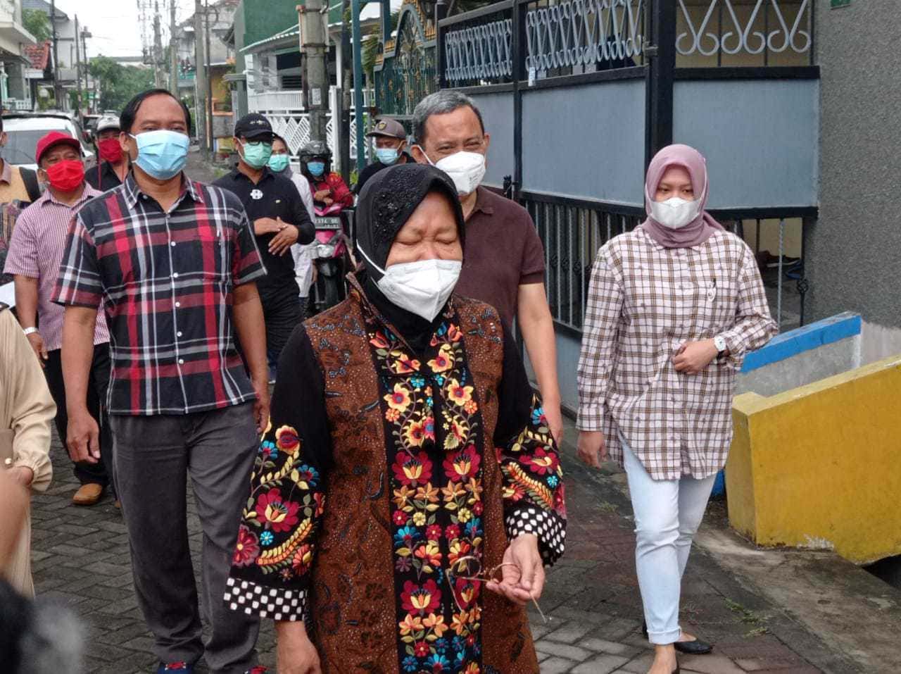 Risma ketika berjalan menuju TPS (Rafika Yahya) - Image