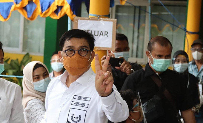 Machfud Arifin usai memberikan suaranya di TPS 25. Frizal/JawaPos - Image