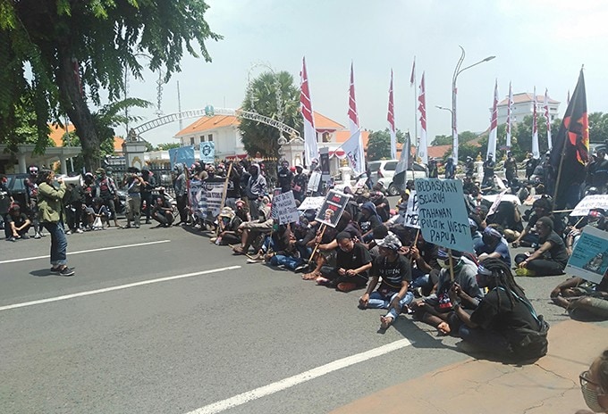 Aksi demonstrasi Aliansi Mahasiswa Papua di depan Gedung Negara Grahadi pada Selasa (1/12). Rafika Yahya/JawaPos.com - Image