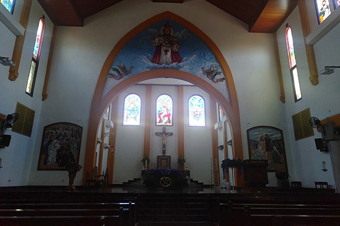Altar Gereja Katolik Kristus Raja Surabaya. Rafika Yahya/JawaPos.com - Image