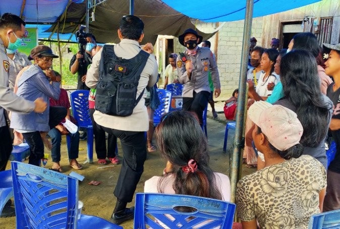 Tim psikolog Biro SSDM Polri dan tim psikolog SDM Polda melakukan dukungan psikososial kepada korban kekerasan yang diduga dilakukan teroris MIT Poso. Sulapto Sali/Antara - Image