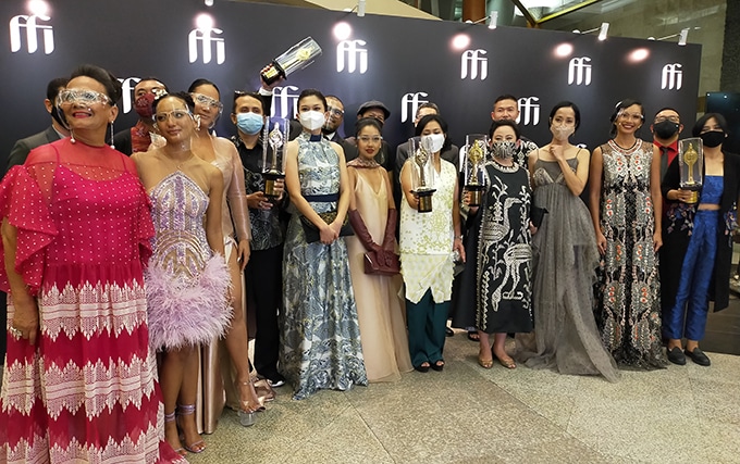Keluarga besar Perempuan Tanah Jahanam memboyong 6 piala penghargaan FFI 2020 di JCC, Senayan Jakarta, Sabtu (5/12). Abdul Rahman/JawaPos.com - Image