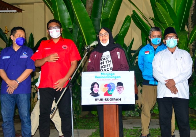 Bupati Banyuwangi terpilih Ipuk Fiestiandani saat memberikan keterangan, Rabu (9/12) malam. (istimewa) - Image
