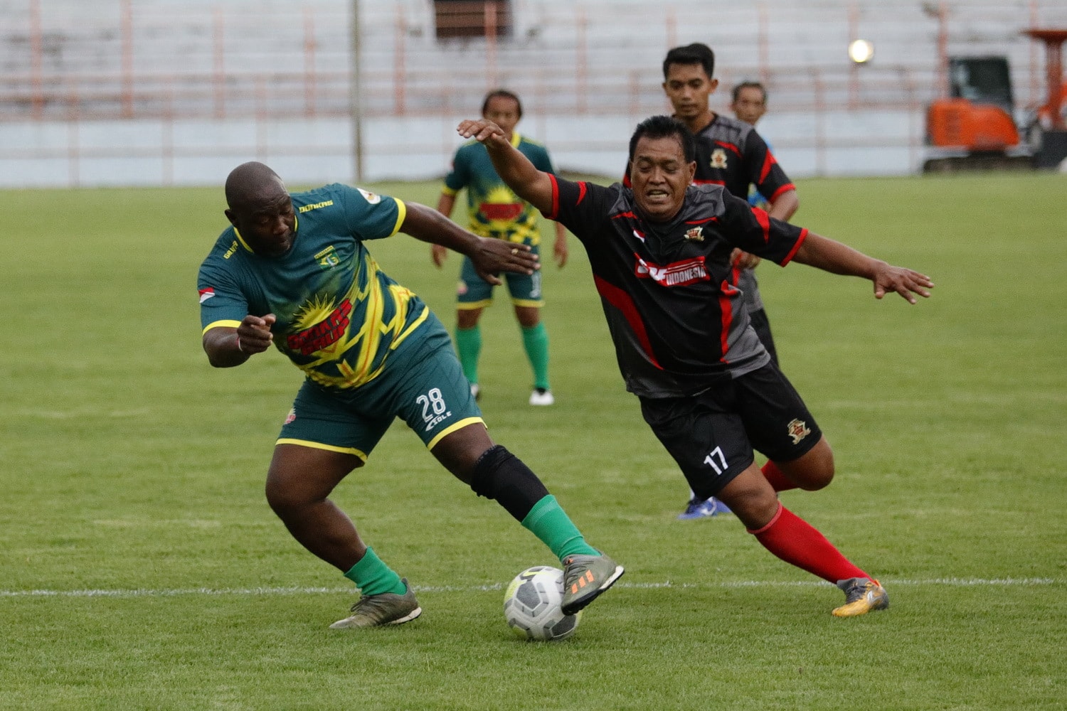 Jacksen F Tiago (kiri) berebut bola dengan Agus Purwanto dalam laga trofeo sekaligus untuk menjajal rumput Gelora 10 November, Surabaya kemarin. ANGGER BONDAN/JAWA POS - Image