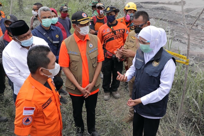Gubernur Jawa Timur Khofifah Indar Parawansa bersama Kepala Badan Nasional Penanggulangan Bencana (BNPB) Doni Monardo, Pangdam V Brawijaya Mayjend TNI Suharyanto, Kapolda Jatim Irjenpol Nico Afinta, Sekdaprov Jatim serta bupati Lumajang meninjau lokasi da - Image