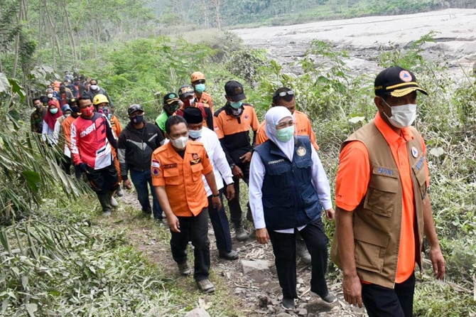 Gubernur Jawa Timur Khofifah Indar Parawansa bersama Kepala Badan Nasional Penanggulangan Bencana (BNPB) Doni Monardo, Pangdam V Brawijaya Mayjend TNI Suharyanto, Kapolda Jatim Irjenpol Nico Afinta, Sekdaprov Jatim serta bupati Lumajang meninjau lokasi da - Image
