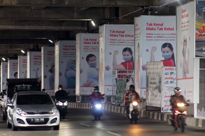 Poster edukasi 3M di sepanjang tiang pilar Stasiun MRT kawasan Cipete Raya, Jakartal, Rabu (16/12/2020). Kegiatan tersebut merupakan kampanye edukasi 3M guna menyuarakan pentingnya mematuhi protokol kesehatan di tengah Pandemi. Foto: Dery Ridwansah/ JawaP - Image