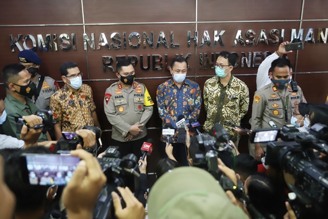 Kapolda Metro Jaya Irjen Pol. Fadil Imran bersama Ketua Komnas HAM Ahmad Taufan Damanik turun dari tangga usai dimintai keterangan di Menteng, Jakarta, Senin (14/12/2020). Selain Kapolda Metro Jaya, Komnas HAM juga menggali keterangan Direktur Utama PT J - Image