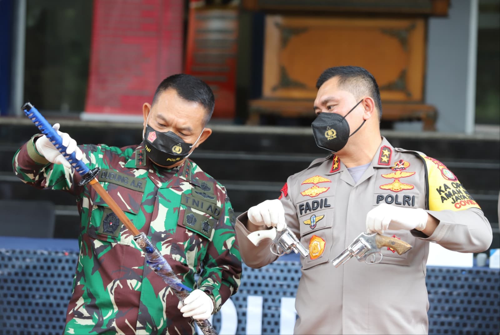 Kapolda Metro Jaya Irjen Pol Fadil Imran bersama Pangdam Jaya Mayjen Dudung Abdurachman menunjukan barang bukti saat jumpa Pers di Polda Metro Jaya, Senin (7/12/2020). Polisi menembak mati kelompok yang diduga pendukung Habib Rizieq Shihab (MRS) di Jalan - Image