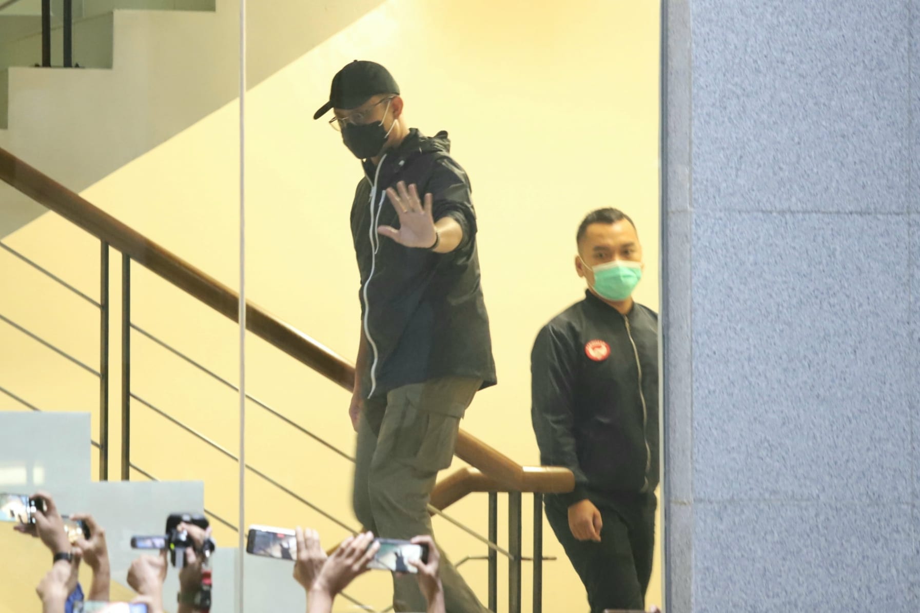 Mensos Juliari P Batubara saat tiba di Gedung KPK, Jakarta, Minggu (6/12/2020). Juliari Batubara tiba sekitar pukul 02.50 WIB. Didampingi oleh sejumlah orang, Juliari tampak menggunakan baju berwarna hitam, masker hitam dan mengenakan topi. Foto: Dery Ri - Image
