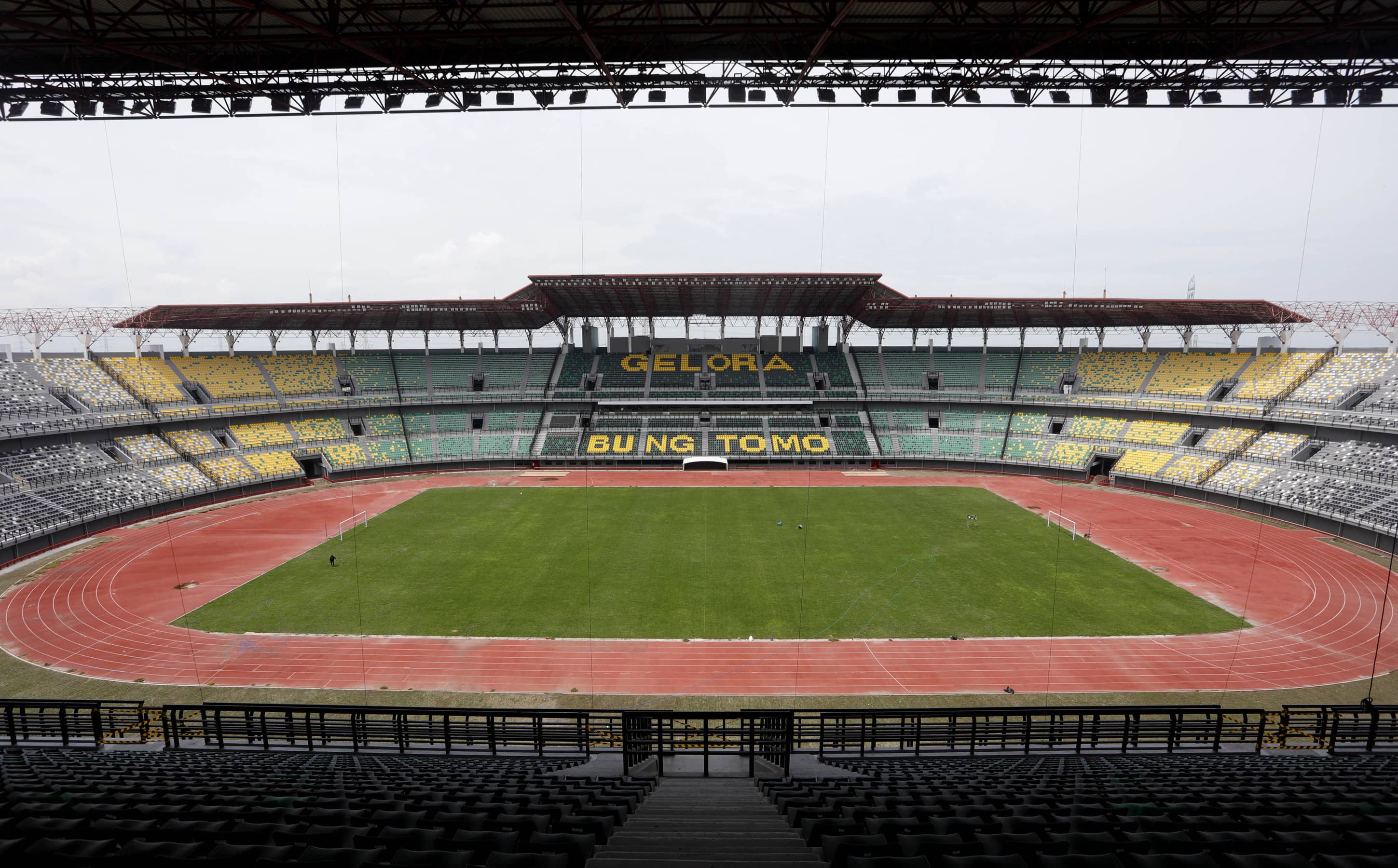 Pola bangku single seat di Stadion Gelora Bung Tomo, Surabaya, telah nampak indah dipandang, kemarin (15/12). FOTO: Angger Bondan/Jawa Pos - Image