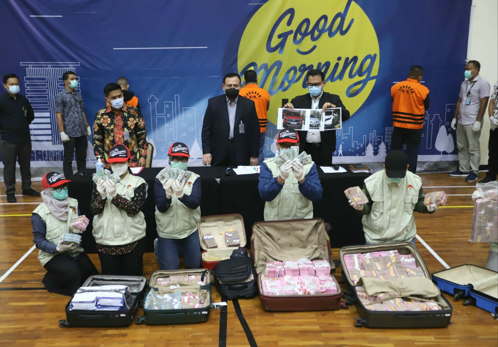 Ketua KPK Firli Bahuri (tengah) didampingi Deputi Penindakan Karyoto (kiri) dan Plt Juru Bicara Ali Fikri menggelar konferensi pers terkait Operasi Tangkap Tangan (OTT) tindak pidana korupsi pada program bantuan sosial di Kementerian Sosial untuk penangan - Image