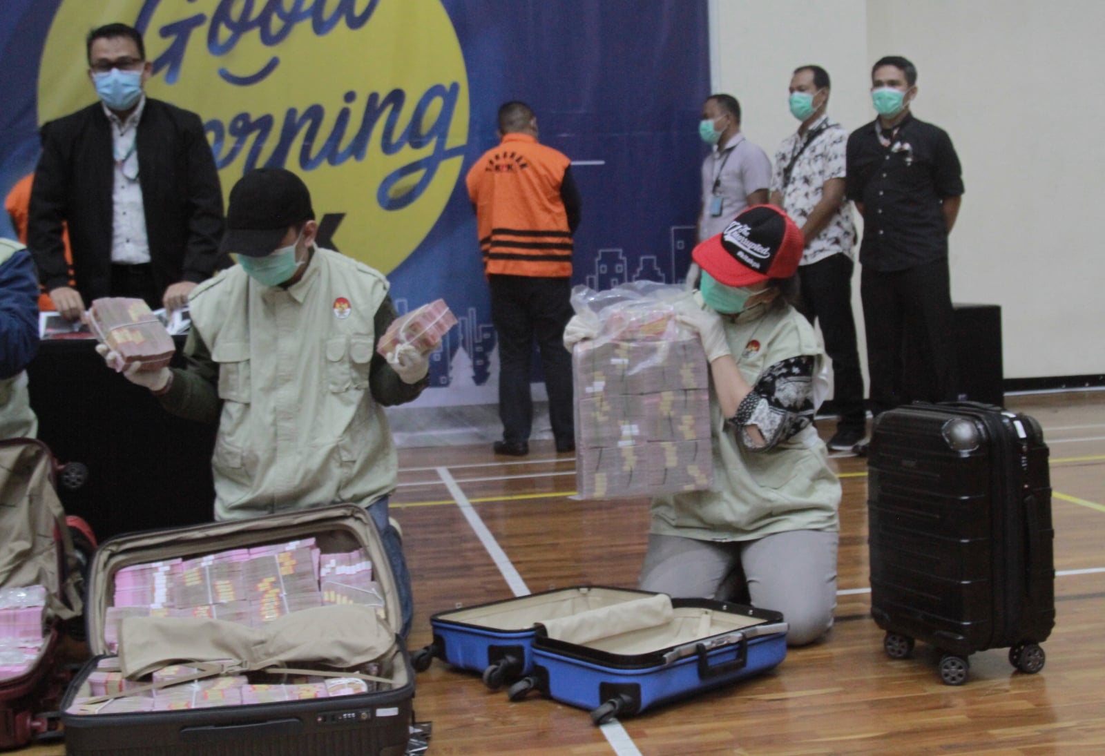 Penyidik KPK menunjukan barang bukti uang tunai saat konferensi pers terkait Operasi Tangkap Tangan (OTT) tindak pidana korupsi pada program bantuan sosial di Kementerian Sosial untuk penanganan COVID-19 di Gedung KPK, Jakarta, Minggu (6/12/2020) dini har - Image