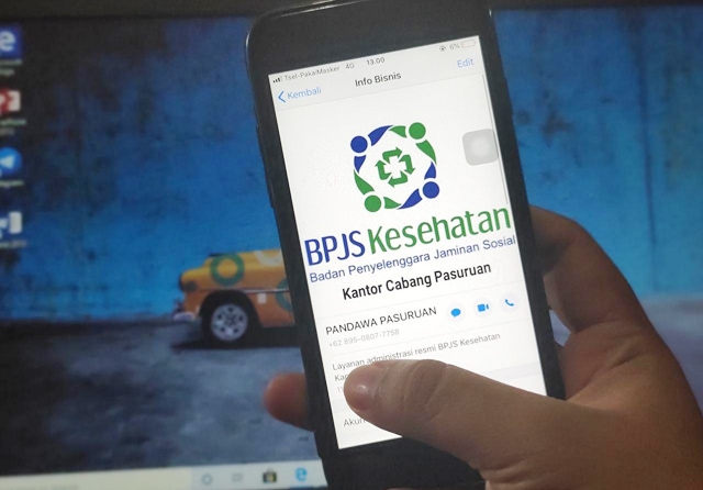 Ilustrasi peserta memanfaatkan aplikasi PANDAWA untuk registrasi ulang kepesertaan JKN-KIS - Image