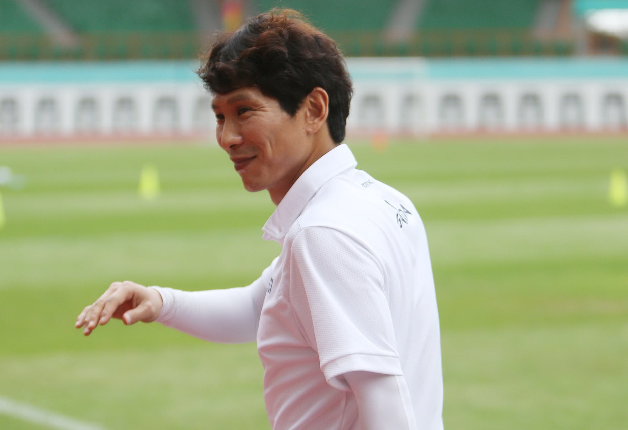 Pelatih Timnas Indonesia U-19 Gong Oh-kyun saat melatih di Stadion Wibawa Mukti, Cikarang, Senin (13/1/2020). Sebanyak 51 pemain hadir dalam latihan ini.FOTO:MIFTAHULHAYAT/JAWA POS - Image