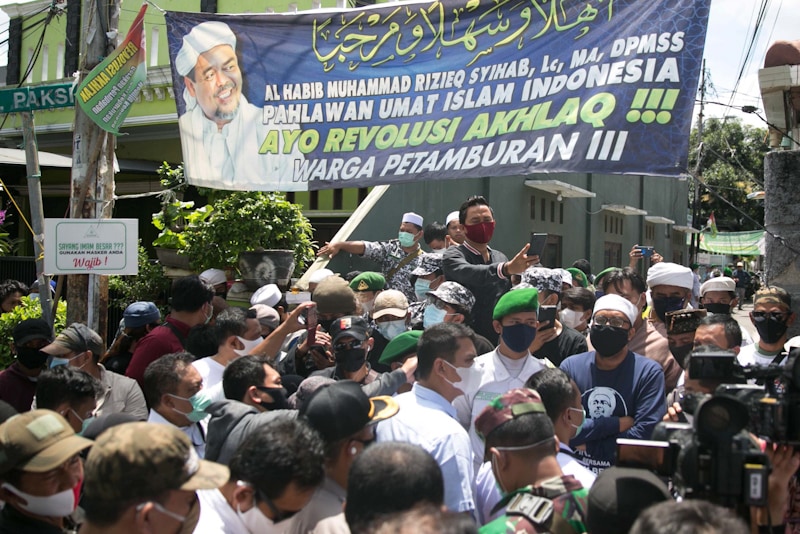 Penyidik Direktorat Reserse Kriminal Umum Polda Metro Jaya mendatangi kediaman Habib Rizieq Shihab (HRS) di Petamburan, Jakarta, Rabu (2/12/20). Polda Metro Jaya memberikan surat pemanggilan kedua ke Rizieq Shihab. menurut polisi,rencananya pemanggilan k - Image