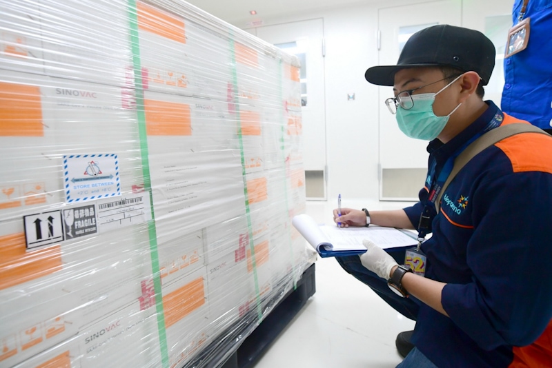 Proses pemindahan kontainer berisi vaksin COVID-19 saat tiba di Kantor Pusat Bio Farma, Bandung Jawa Barat, Senin (7/12/2020). Vaksin COVID-19 produksi perusahaan farmasi Sinovac, China tersebut disimpan dalam ruangan pendingin dengan suhu 2-8 derajat cel - Image
