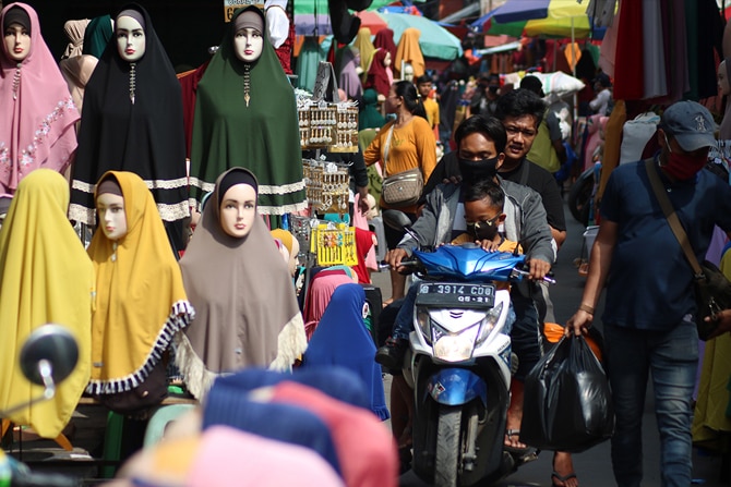 Aktivitas pedagang di Pasar Tanah Abang, Jakarta, Sabtu (26/12/2020). Berdasarkan keterangan pedagang setempat, pandemi Covid-19 mengakibatkan Pasar Tanah Abang sepi pengunjung di hari libur panjang Natal 2020 dan tahun baru 2021. Foto: Dery Ridwansah/ Ja - Image