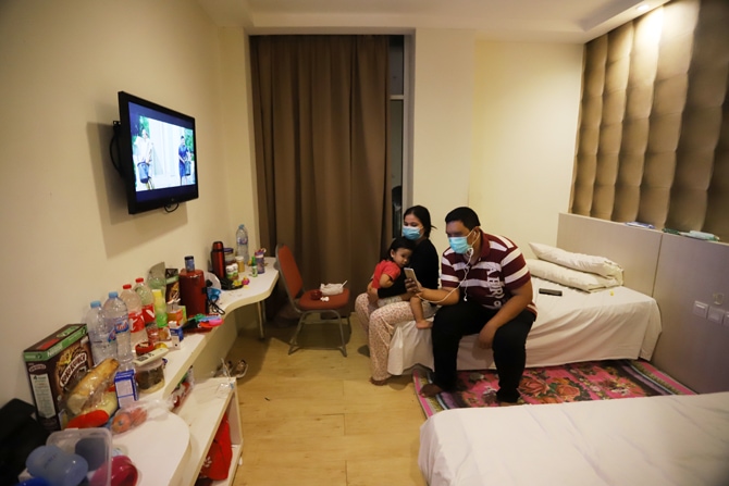 Umat Nasrani yang menjalani isolasi pemulihan Covid-19 di Hotel Yasmin, Tangerang, Banten menjalani perayaan Natal 2020 secara daring. Foto: Dery Ridwansah/ JawaPos.com - Image