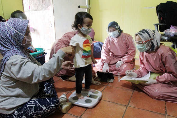 Petugas Kesehatan dari Puskesmas Kebayoran Lama di bawah Suku Dinas Kesehatan Jakarta Selatan melakukan pemeriksaan tumbuh kembang anak di Kawasan Bungur, Kebayoran Lama, Jakarta, Rabu (16/12/2020). Kegiatan rutin ini dalam program pencegahan stunting, u - Image