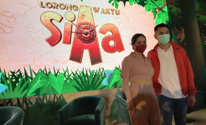 Raffi Ahmad (kanan) dan istrinya, Nagita Slavina dalam peluncuran serial animasi Lorong Waktu Si Aa pada Selasa (15/12/2020). - Image