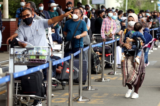 Antrian calon penumpang menunggu layanan rapid test antigen di Terminal 2 Bandara Sokarno Hatta, Banten, Selasa (22/12/2020). Calon penumpang mengaku rata-rata antre hingga 3 jam untuk mendapatkan layanan rapid tes antigen dengan harga Rp 200 ribu. Foto: - Image
