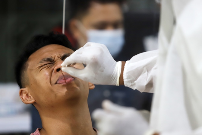 Calon penumpang saat mengikuti rapid tes antigen di Stasiun Gambir, Jakarta, Selasa (22/12/2020). Seribuan calon penumpang mengikuti rapid tes tersebut untuk melengkapi syarat perjalanan untuk menggunakan layanan kereta api. Foto: Dery Ridwansah/ JawaPos - Image